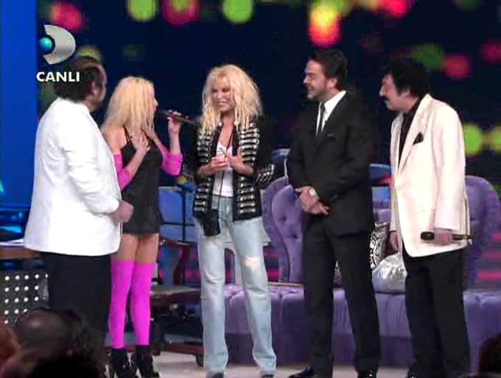 Beyaz.Show.[Ajda.Pekkan.22.05.2009].DVBRIP.XviD-XHRG.avi_002601080.jpg